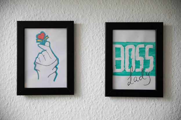 zwei Zeichnungen in schwarzen Rahmen hängen an der Wand