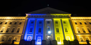 Universität Tartu in ukrainischen Farben beleuchtet.