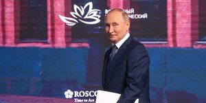 Präsident Putin auf einer Bühne.