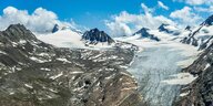 Ein abtauender Gletscher vor knallblauem Himmel