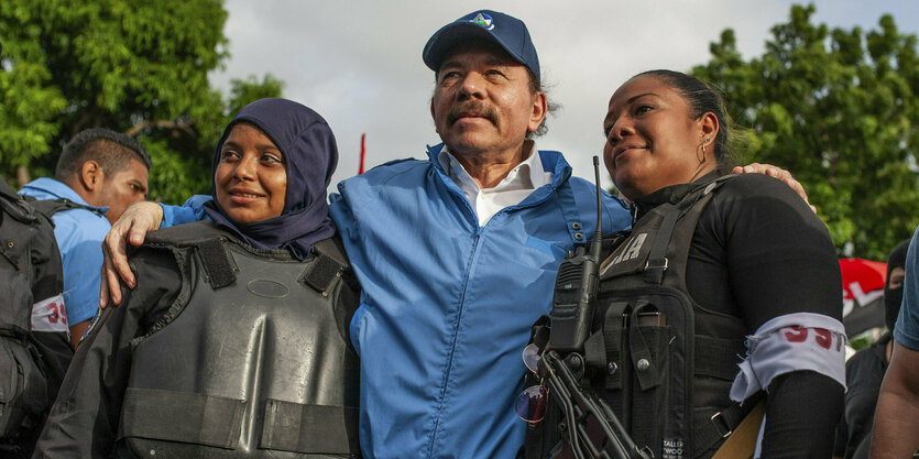 Daniel Ortega mit Polizistinnen.