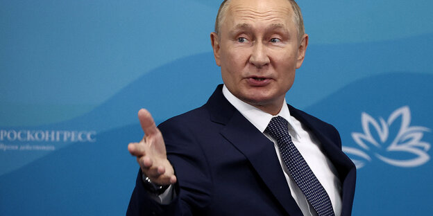 Präsident Putin gestikuliert.