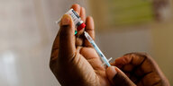Eine Spritze mit Malaria-Impfstoff wird aufgezogen