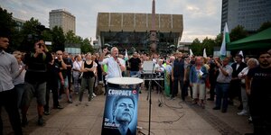 Jürgen Elsässer spricht auf einer Demonstration der rechtsextremen Freien Sachsen gegen die Energie- und Sozialpolitik der Bundesregierung auf dem Augustusplatz in Leipzig.