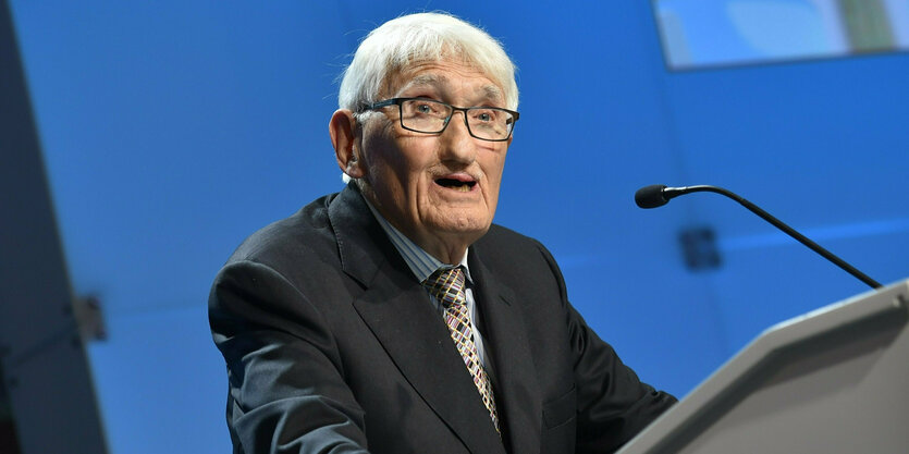 Der Philosoph Jürgen Habermas steht an einem Rednerpult