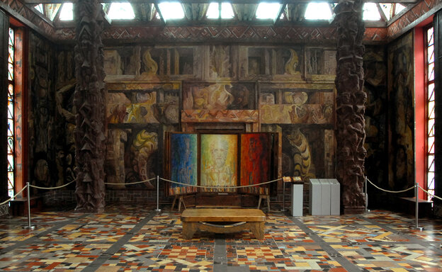 Ein bunt gefliester Raum mit einem Altar in der Mitte und kleinteiligen Wandverzierungen. Ein bunt gefliester Raum mit einem Altar in der Mitte und kleinteiligen Wandverzierungen.