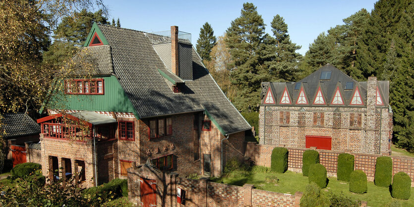 Unter blauem Himmel sind Wohnhaus und Kunsttempel der Kunststätte Bossard in Jesteburg östlich von Buchholz in der Nordheide zu sehen.