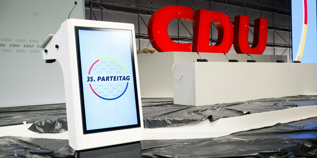 Eine Bühne mit dem CDU-Logo wird aufgebaut