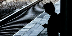 Silhouette einer Frau an einem Bahnsteig