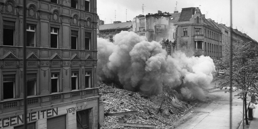 Schwarz-weiß-Foto von der Sprengung eines alten Hauses