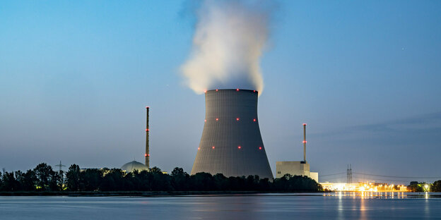 Wasserdampf steigt aus dem Kühltum vom Atomkraftwerk Isar 2