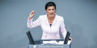 Sahra Wagenknecht am Rednerpult im Bundestag