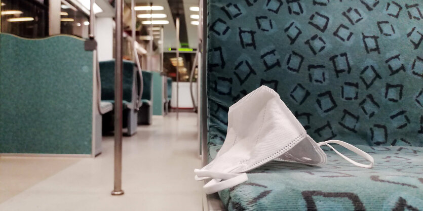 Eine FFP2 Maske liegt auf einem Sitz in einer S-Bahn