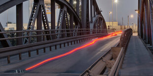 Eine Lichtspur auf einer Straße.