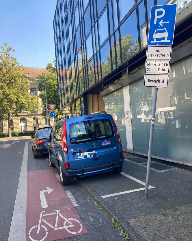 Ein Radweg, der an einem parkenden Auto endet.