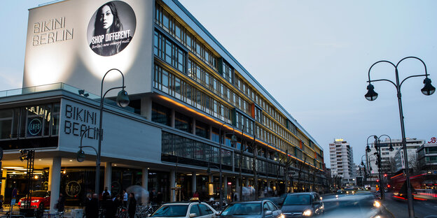 Pkw fahren in Berlin am Bikini-Haus vorbei. Das Gebäude aus den 50er Jahren ist nach dem Umbau nun ein exklusives Einkaufszentrum.