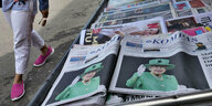 Zeitungen in Jakarta mit dem Foto der Queen