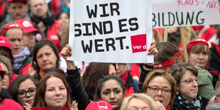 Demonstrierende Erzieherinnen mit Plakat: "Wir sind es wert"