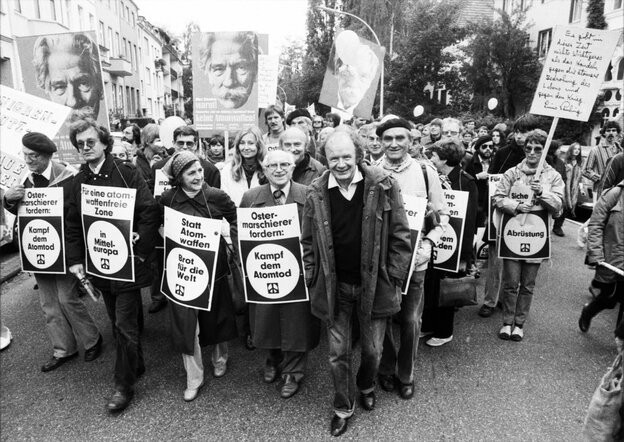 Friedensdemonstration 1981 - auf den Schildern steht: Ostermarschierer fordern: Kampf dem Atomtod