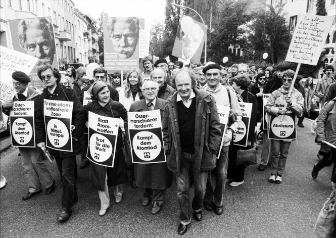 Friedensdemonstration 1981 - auf den Schildern steht: Ostermarschierer fordern: Kampf dem Atomtod