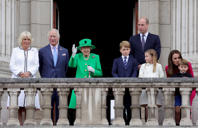 Die Queen und Teile der Königsfamilie auf dem Balkon.