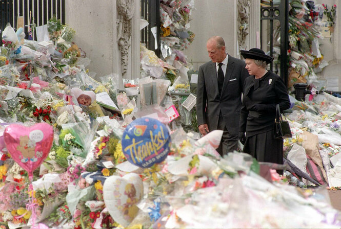 Die Queen und Prinz Philip betrachten Trauerbekundungen für Lady Di.