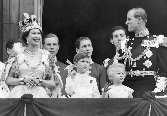 Königin Elizabeth II., Prinz Philip, Prinz Charles und Prinzessin Anne nach der Krönung der Königin 1953.