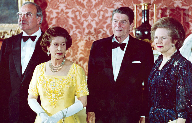 Die Queen mit Kanzler Kohl, US-Präsident Reagan und der britischen Premier Thatcher