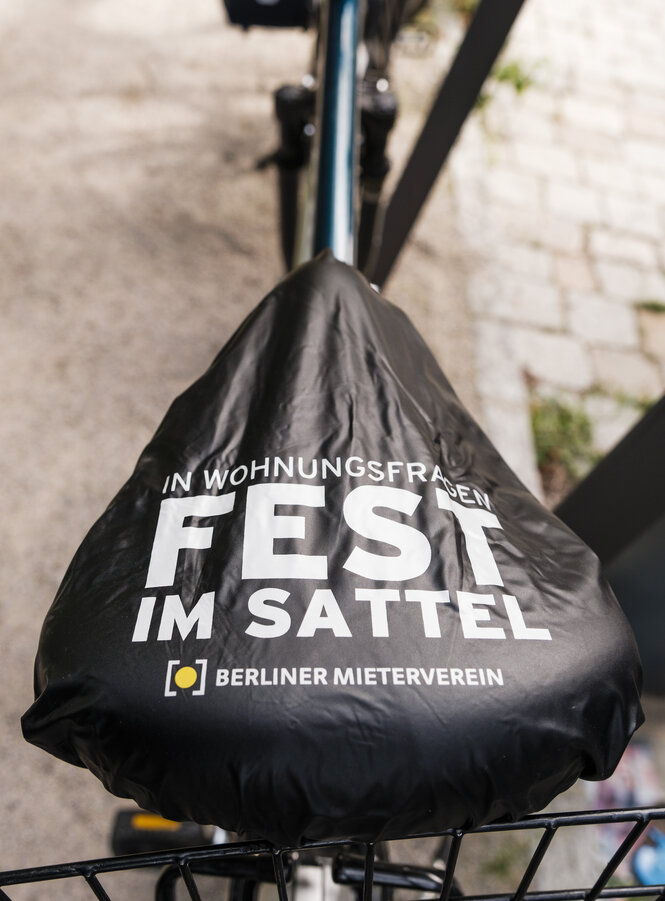 Fahrradsattelbezug mit der Aufschrift "Fest im Sattel"