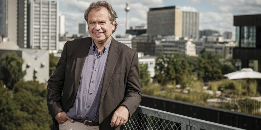 Reiner Wildt vor Stadtpanorama mit Fernsehturm in Berlin