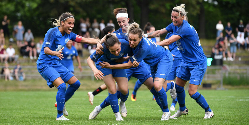 Fünf Türkiyemspor-Spielerinnen beim Jubel auf dem Rasen