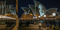 Auf das Operhaus von Sydney ist ein Porträt von Queen Elizabeth II. projiziert