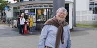 Ein grauhaariger Mann in Hemd und umgehängtem Pulli vor einem Kiosk: Hartmut Palmer vorm Bonner "Bundesbüdchen" i