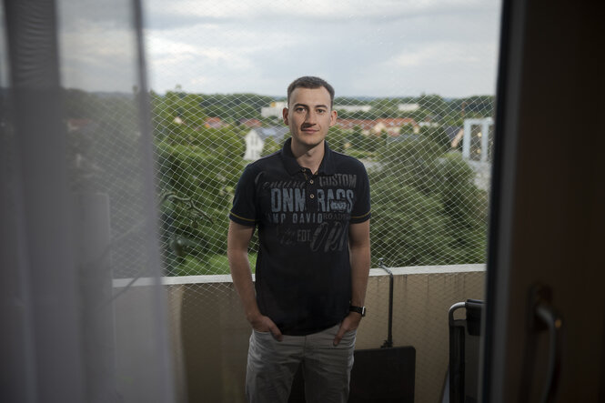 Portrait von Dennis Dettmer auf seinem Balkon