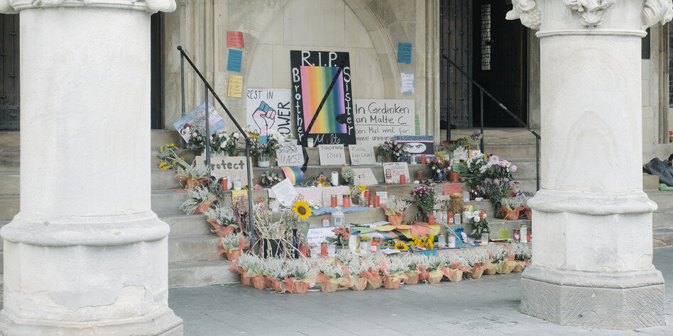 Blumen und kerzen vor dem historischen Rathaus in Münster in Gedenken an Malte C.