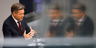Robert Habeck steht am Rednerpult im Bundestag