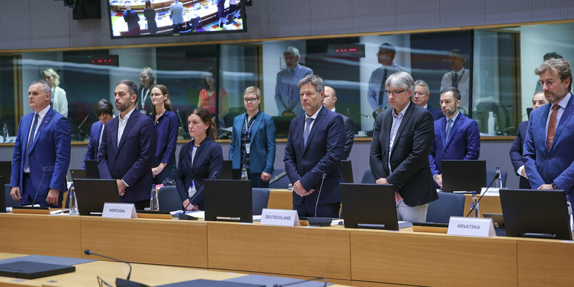 Energieminister stehen mit ernsten Gesichtern nebeneinander.