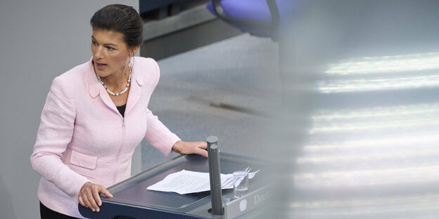 Sahra Wagenknecht steht am Rednerpult im Bundestag und schaut zur Seite