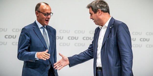 CDU-Chef Merz und CSU-Chef Söder reichen sich die Hand