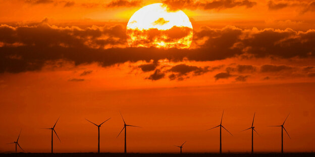 Windräder vor einem Sonnenuntergang