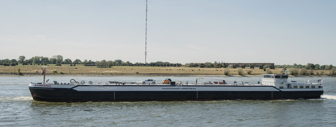 Das Binnenschiff "Sardana" fährt auf dem Rhein