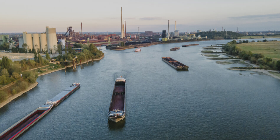 Luftaufnahme des Rheins bei Duisburger Hafengebiet - mehrere Binnenschiffe befahren den Rhein