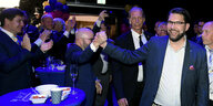 Jimmie Åkesson umjubelt von Anhängern auf einer Wahlparty