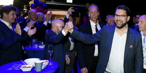 Jimmie Åkesson umjubelt von Anhängern auf einer Wahlparty
