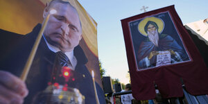 Putin Poster und Heiligenbild bei einer Demonstartion