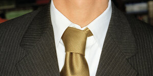 Goldene Krawatte und Nadelstreifenjackett