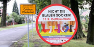 Ein Schild am Cottbuser Ortseingang, das dazu aufruft, nicht die "blauen Socken" zu wählen