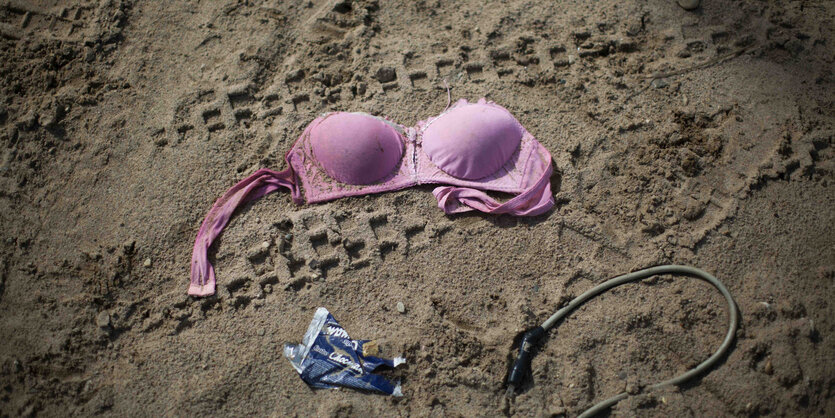 Ein pinker BH liegt nach einer Razzia im Sand