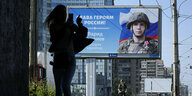 Ein großes Plakat an einer Straße in St. OPetersburg zeigt einen russischen Soldaten mit der Botschaft: Ruhm unseren russischen Helden