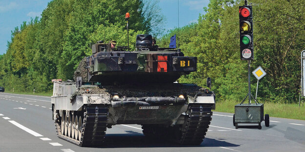 Ein Leopard-Panzer wartet auf der Straße an einer Ampel